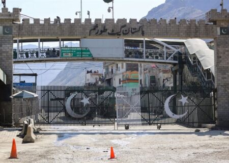 روایت بلاگر غربی از رفتار غیرانسانی مرزبانان پاکستانی با مسافران افغان+ فیلم