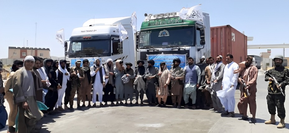 اعتصاب کارگران افغان در گمرک ابونصر فراهی در اعتراض به رفتار مرزبانان ایرانی